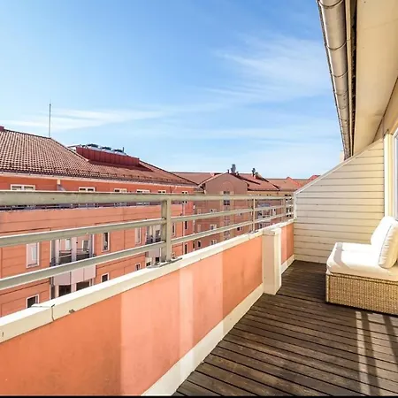 And Charming In The Middle Of Center Apartment *